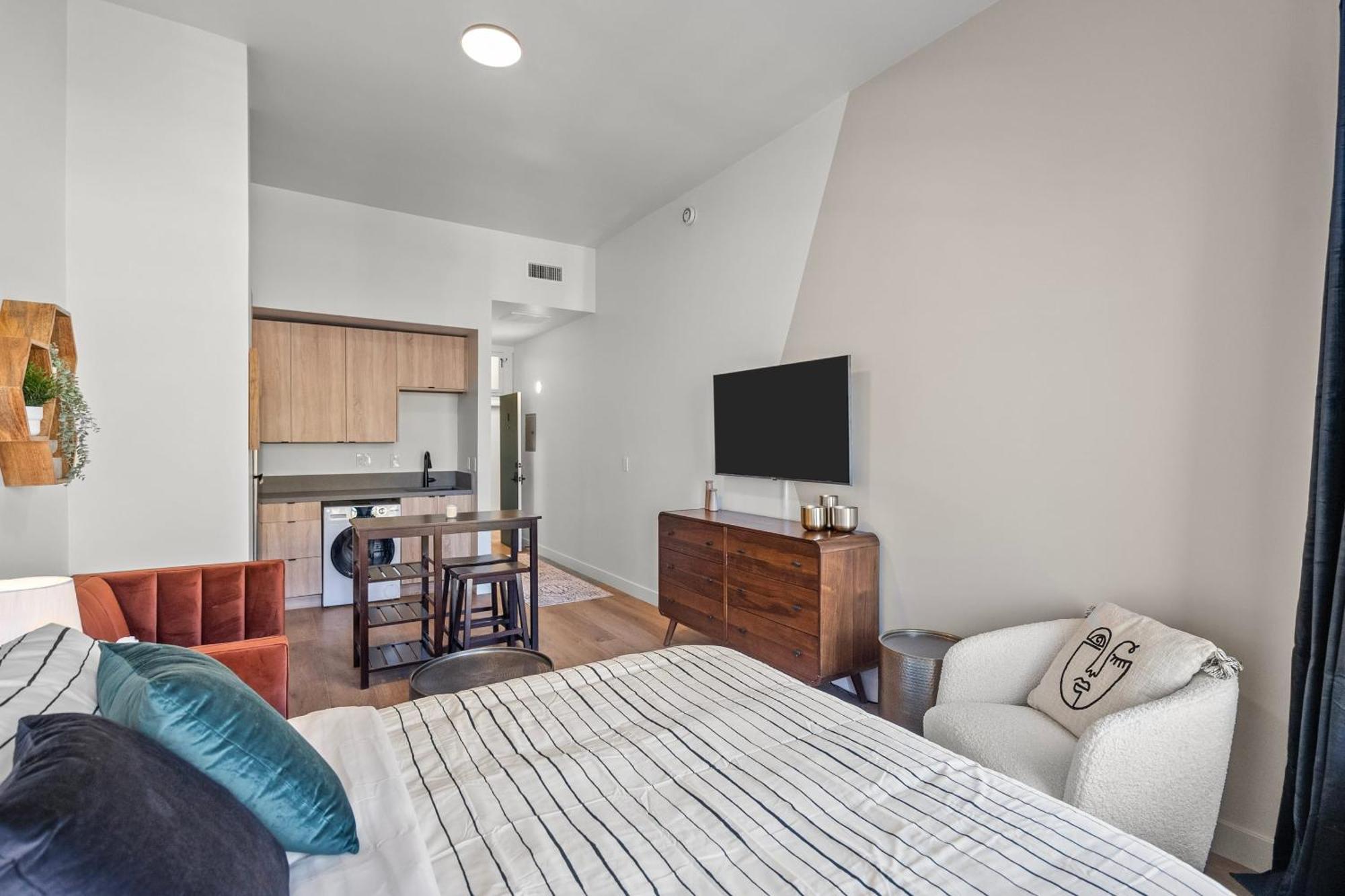 Culver Lofts B By Avantstay Steps To The Restaurants Modern Holiday home Los Angeles